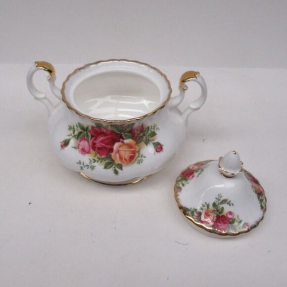 Royal Albert China OLD COUNTRY ROSES Two-Handled Sugar Bowl with Lid 1962 - Picture 3 of 5